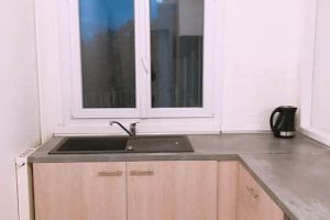 Espace commun d'une chambre privée à louer pour séjour court à Evry, proche de Paris