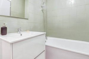 Salle de bain commune d'une chambre privée à louer pour séjour court à Evry, proche de Paris