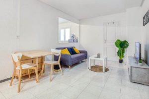 Espace commun d'une chambre privée à louer pour séjour court à Evry, proche de Paris